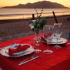 CENA ROMANTICA PLAYA MUCHACHO ALEGRE