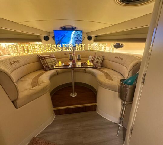 Romance a bordo de lindo Yate Romance a bordo de lindo Yate